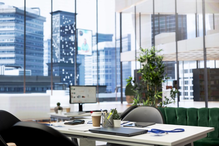 Über uns leeres buro der finanzabteilung min